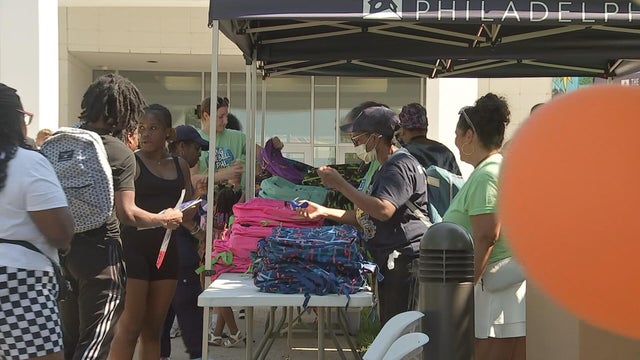 roberts-back-to-school-bus-tour-raw-072825-frame-6035.jpg 