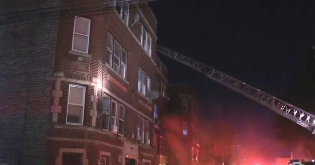 Man dead after apartment building fire on Chicago's West Side 