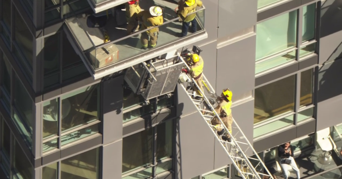 Window washer rescued after getting stuck on downtown Los Angeles high-rise 