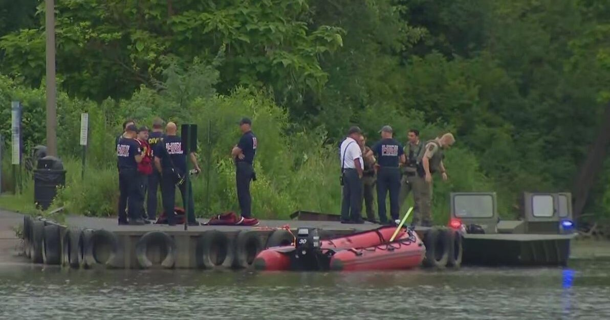Search underway for missing kayaker in Fox River in St. Charles, Illinois 
