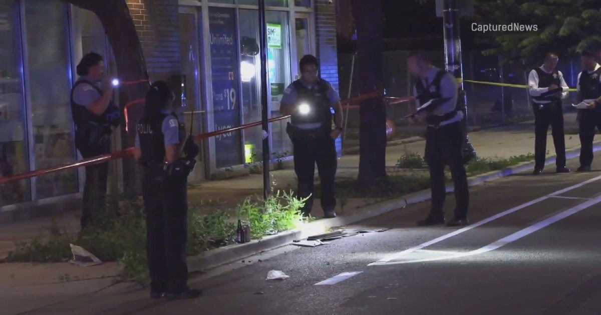 Man robbed at gunpoint, shot in Avondale, Chicago police say 
