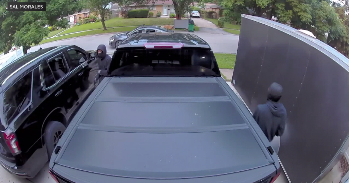 Video shows armed thieves breaking into couple's cars in Oak Lawn 