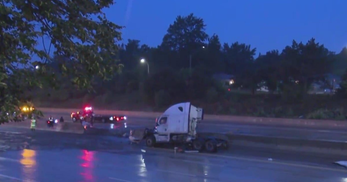 Traffic snarled on I-696 near Warren in aftermath of tractor-trailer crash 