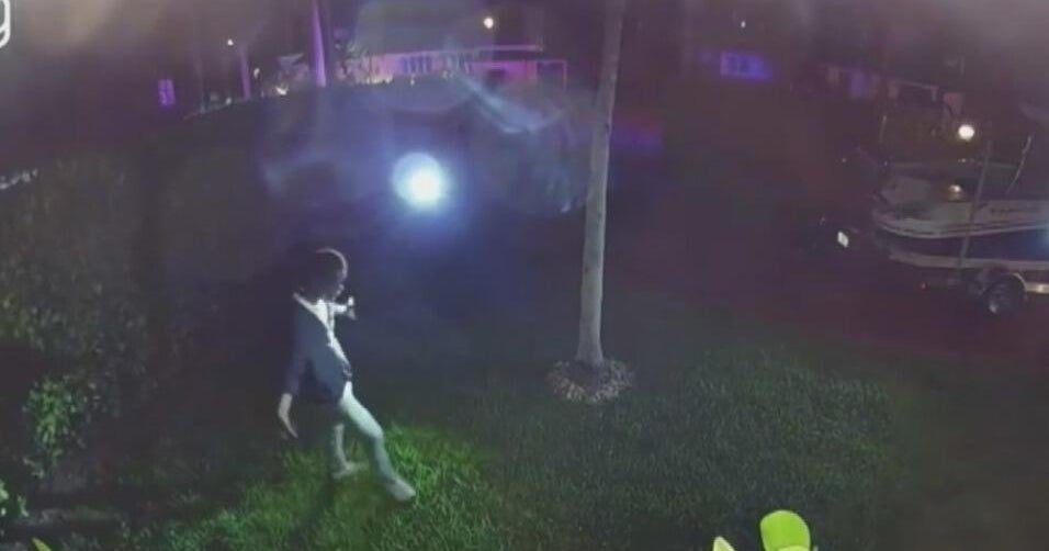 Video shows police yelling at man to drop his gun after shooting in Hollywood