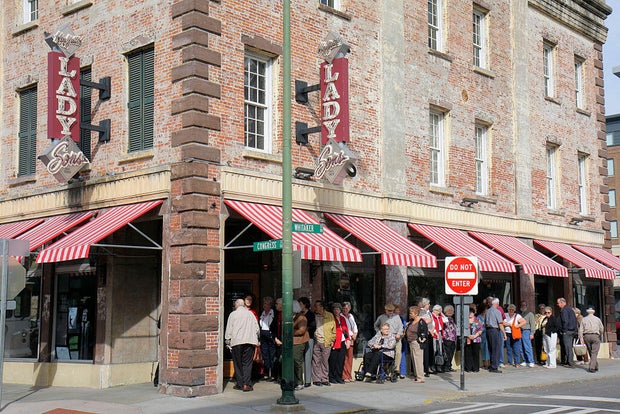 Una larga fila de personas esperando para entrar al restaurante Lady and Sons.