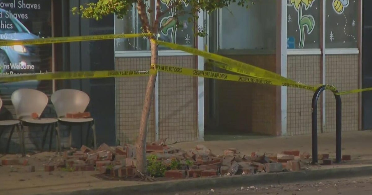 Residents evacuated after building façade crumbles in Aurora 