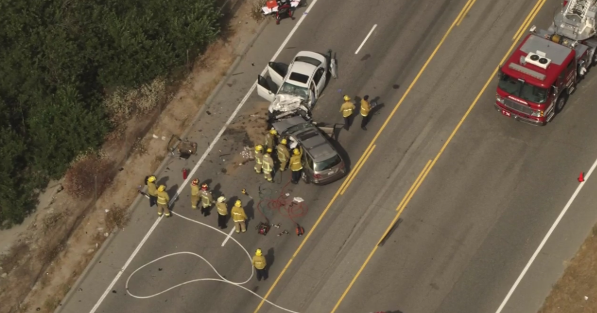 2 dead after head-on crash in San Fernando Valley 