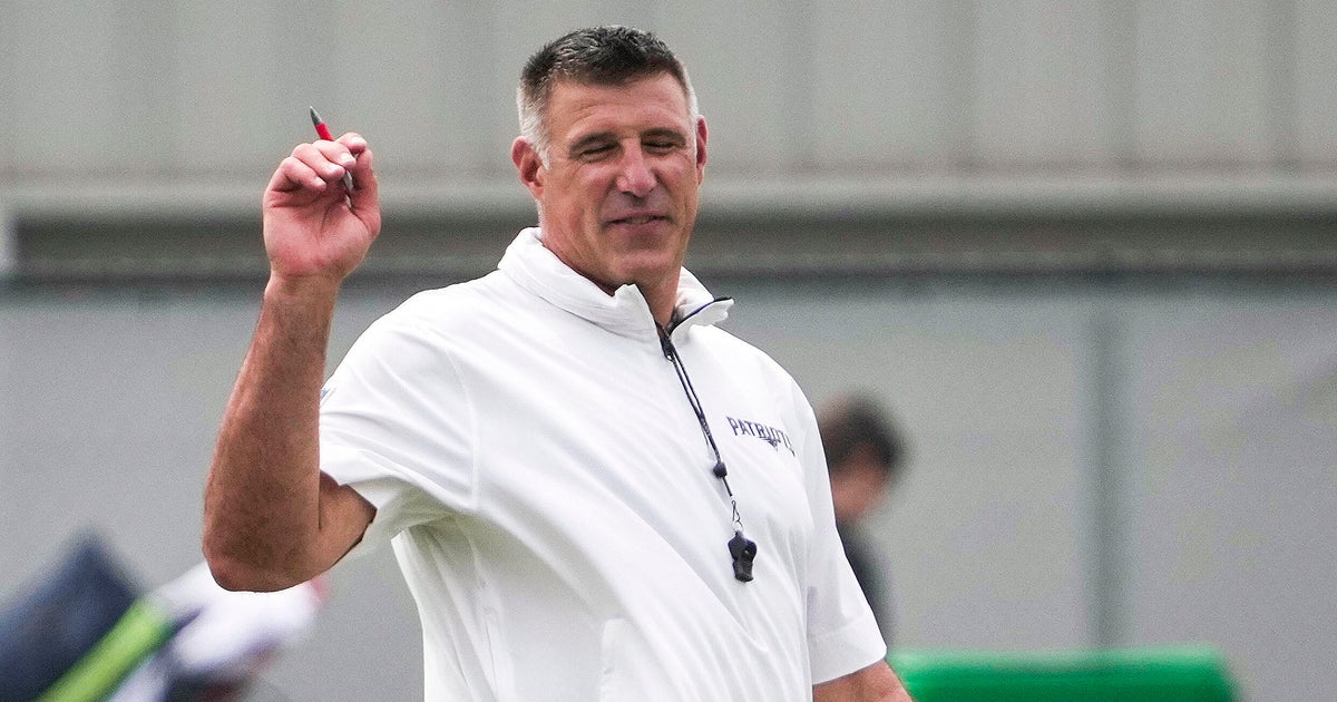 Mike Vrabel left bloodied after jumping into Pats-Commanders fight 