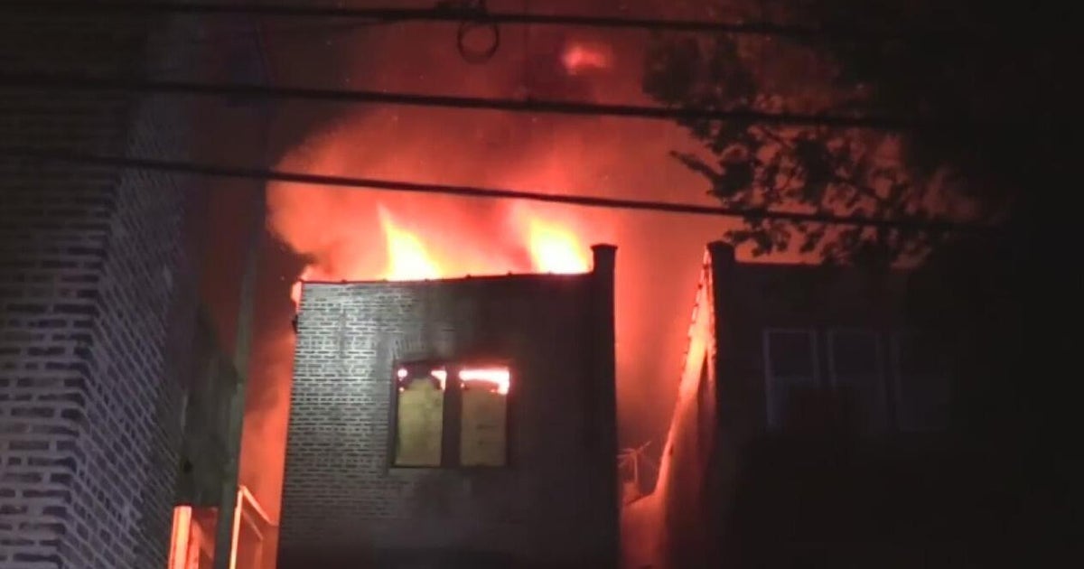 Building catches fire on Chicago's North Side 