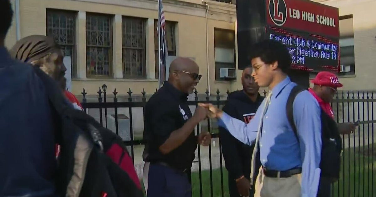 Chicago Leo High School students welcomed back by alumni on first day 