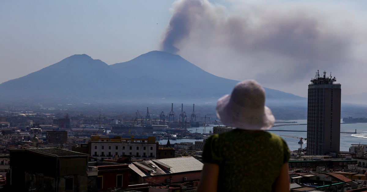 Italian’s Mount Vusuvius, a popular tourist destination, shuts the wild fire