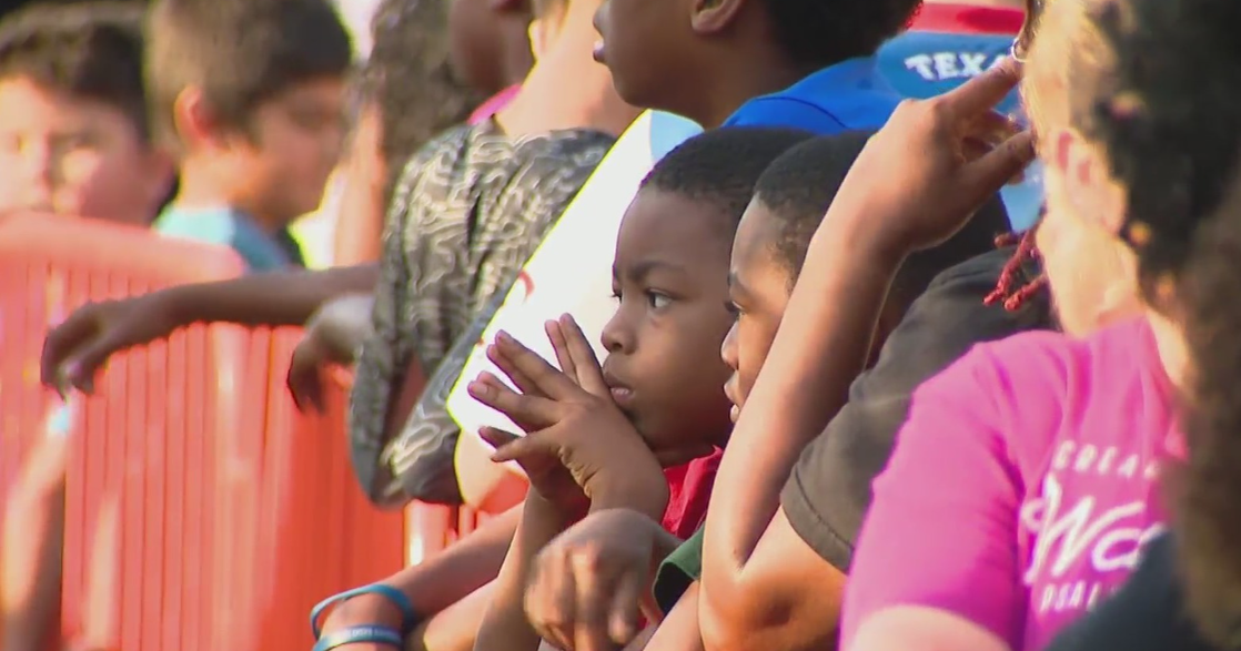 4,000 Oak Cliff students receive free backpacks filled with school supplies 