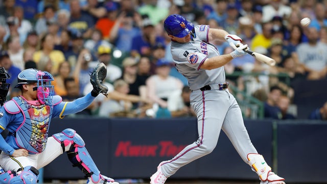 Pete Alonso #20 of the New York Mets hits a solo home run in the second inning against the Milwaukee Brewers at American Family Field on August 09, 2025 in Milwaukee, Wisconsin. 