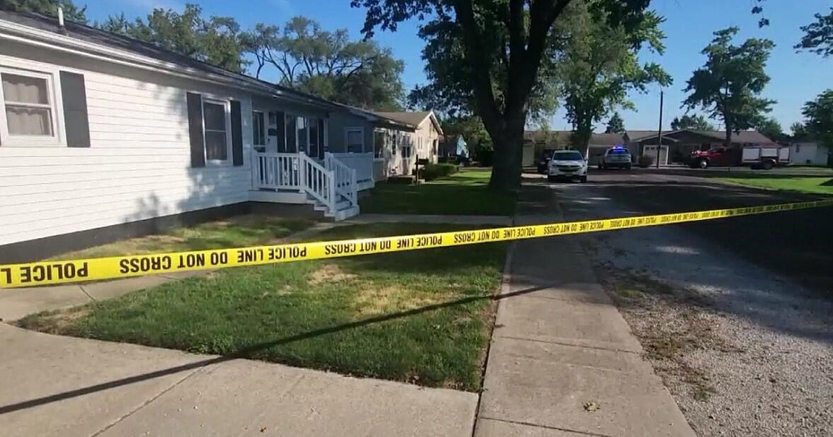 Manhunt underway for naked suspect after 2 officers shot in central Illinois 
