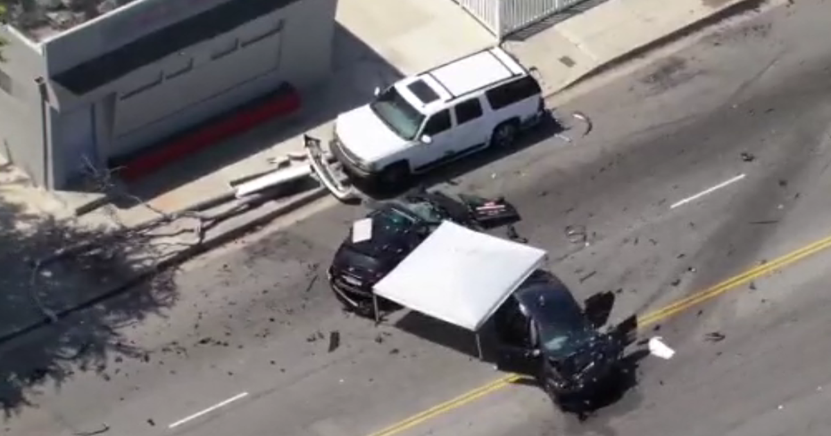 Deadly 2-car crash closes Lawndale intersection 