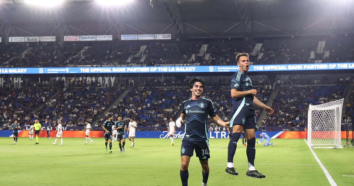 Muscovski scores in each half, teen Snyder Brunell scores in debut as Sounders rout Galaxy 4-0 