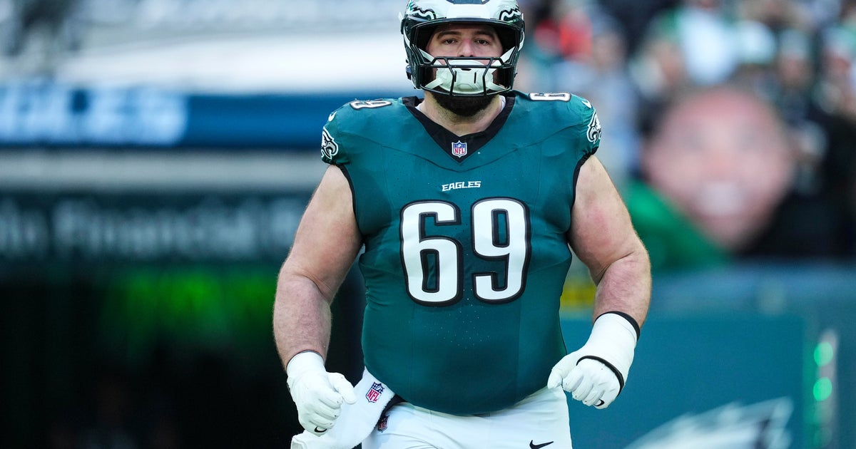 Dickerson carted off field at Eagles open practice with apparent injury 