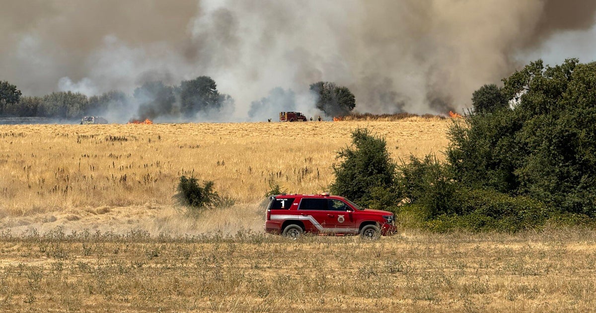 Large brush fire burns near Garden Highway in North Sacramento 