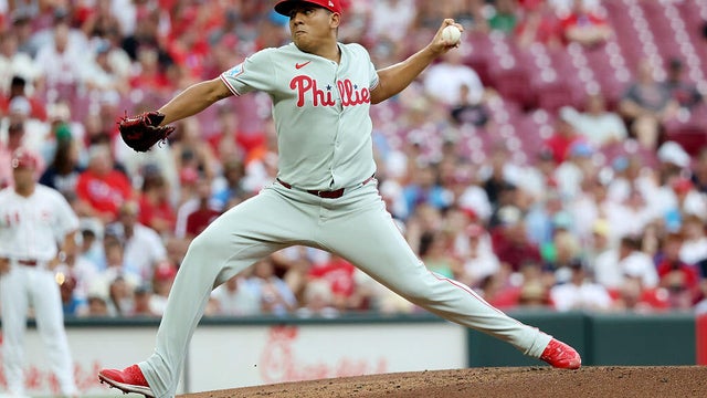 Ranger Suárez winds up to pitch during a game against the Reds in Cincinnati 