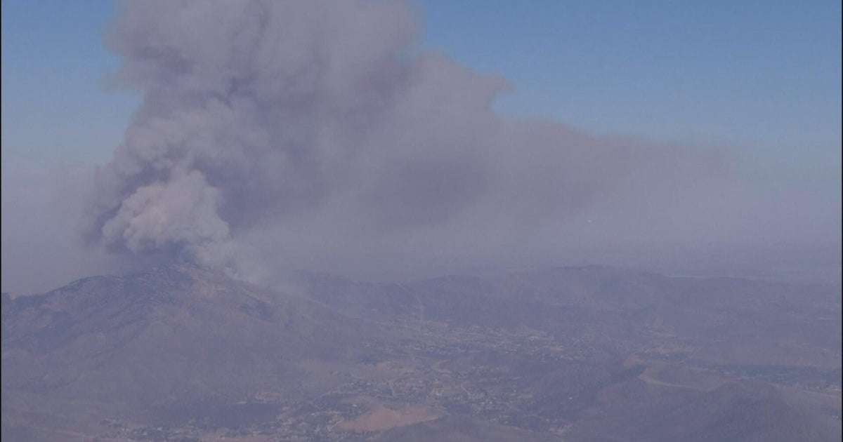 Hawk Fire threatens buildings in northern Los Angeles County 