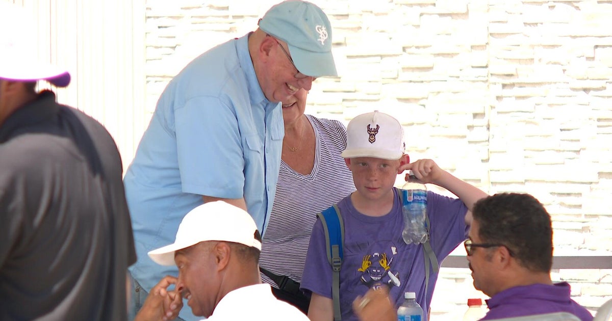 Grandfather, grandson bond over love of Vikings at training camp 