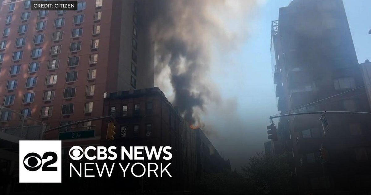 Upper East Side residents scramble to escape building fire - CBS New York