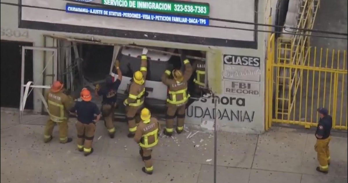 Suspected DUI driver crashes into immigration services office in South LA 
