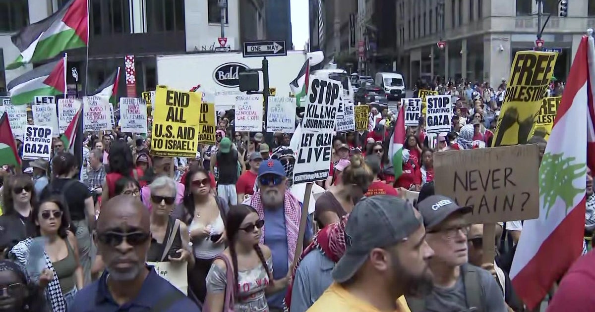 Hundreds join "Stop Starving Gaza" march in New York City 