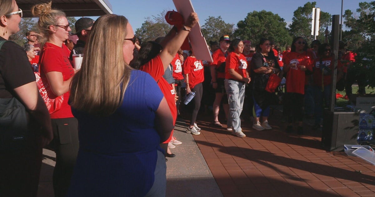 Support staff of Aurora Public Schools rallies for union recognition 