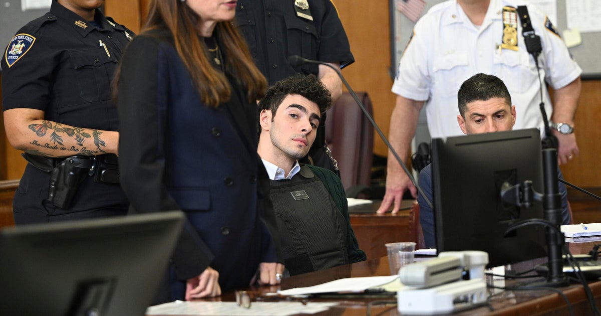 Luigi Mangione's attorneys want hearing over medical records 