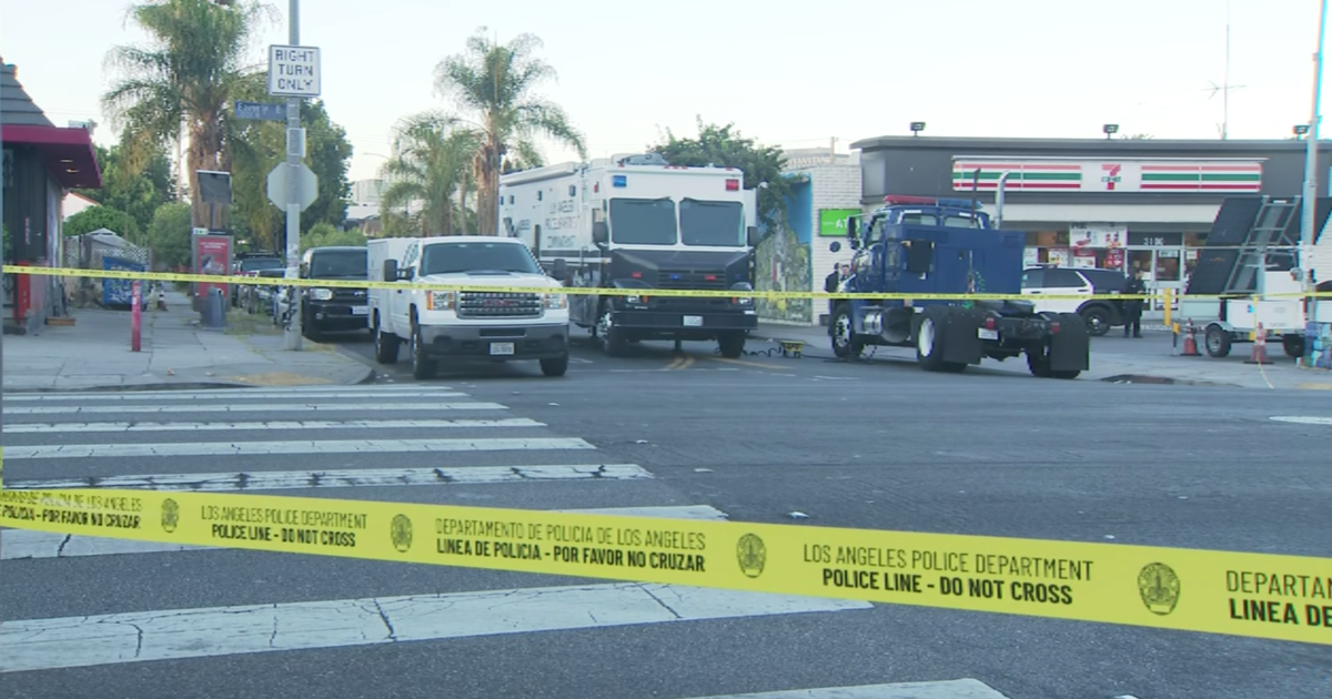 Los Angeles police open fire on shooting suspect outside of 7-Eleven store 
