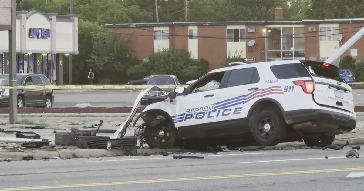 Police: 2 Detroit officers hospitalized after truck crashes into scout car 
