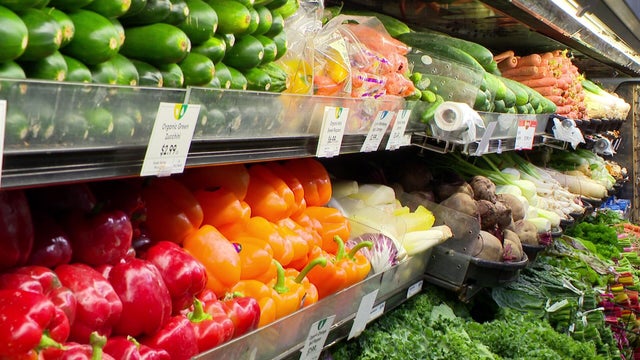 6p-pkg-price-check-groceries-wcco8l3p-00-01-0513.jpg 