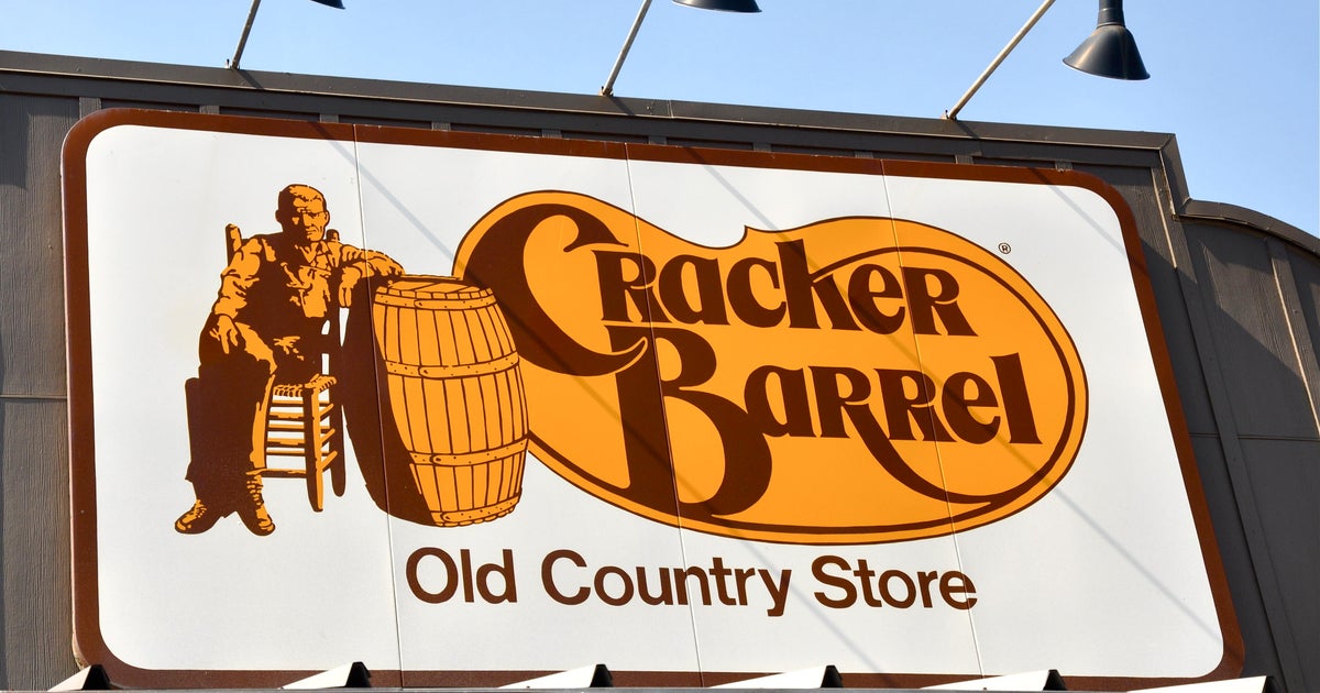Главният изпълнителен директор на Cracker Barrel Джули Масино, която ръководеше противоречивия редизайн на логото, се оттегля