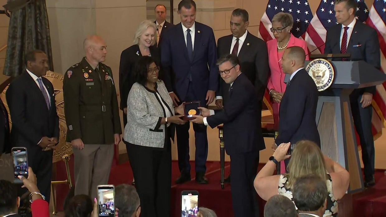 369th Infantry Regiment, the Harlem Hellfighters, receive Congressional