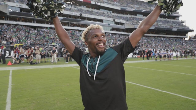 sanders-eagles-male-cheerleaders-pm-pkg-090425-frame-1771.jpg 