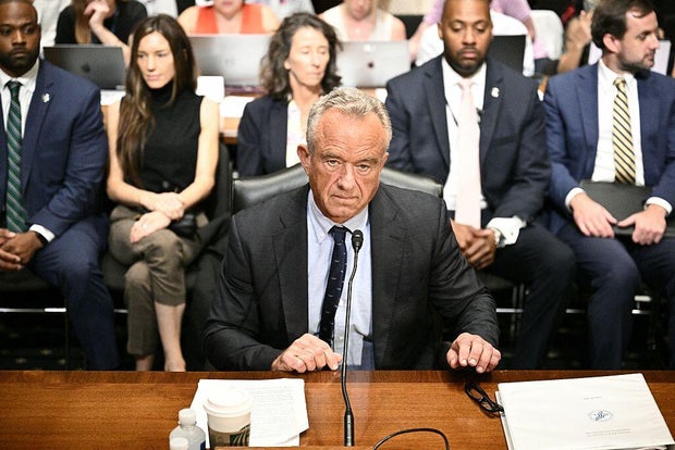 O secretário de Saúde e Serviços Humanos, Robert F. Kennedy Jr., testemunha durante uma audiência do Comitê de Finanças do Senado em 4 de setembro de 2025.