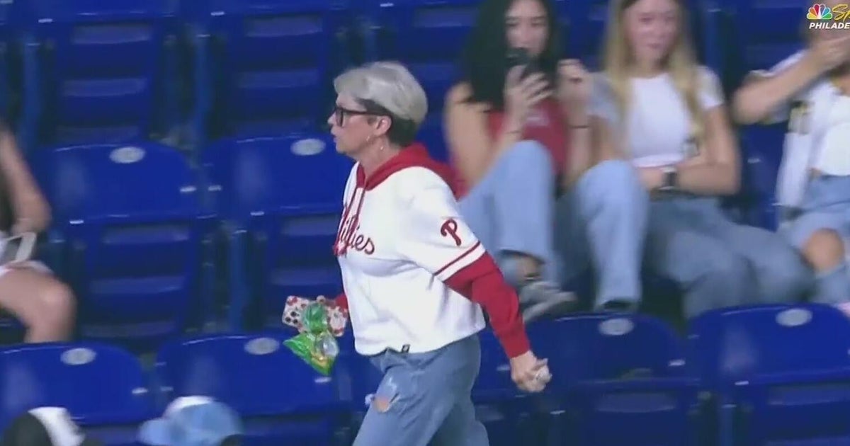 Heated argument over Home run Marlins ball at Loan Depot Park ends with a happy surprise – CBS News