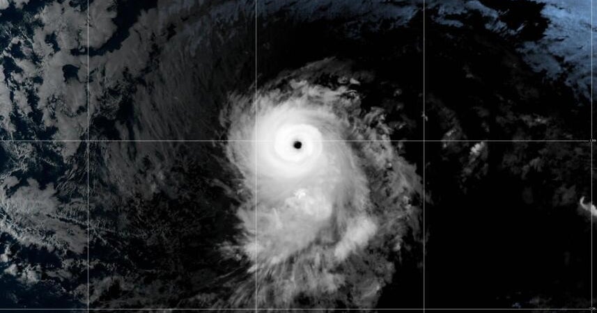 Haritalar, Hawaii'ye doğru batıya doğru hareket ederken Hurricane Kiko'nun Pasifik'teki yolunu ve tahmini gösteriyor