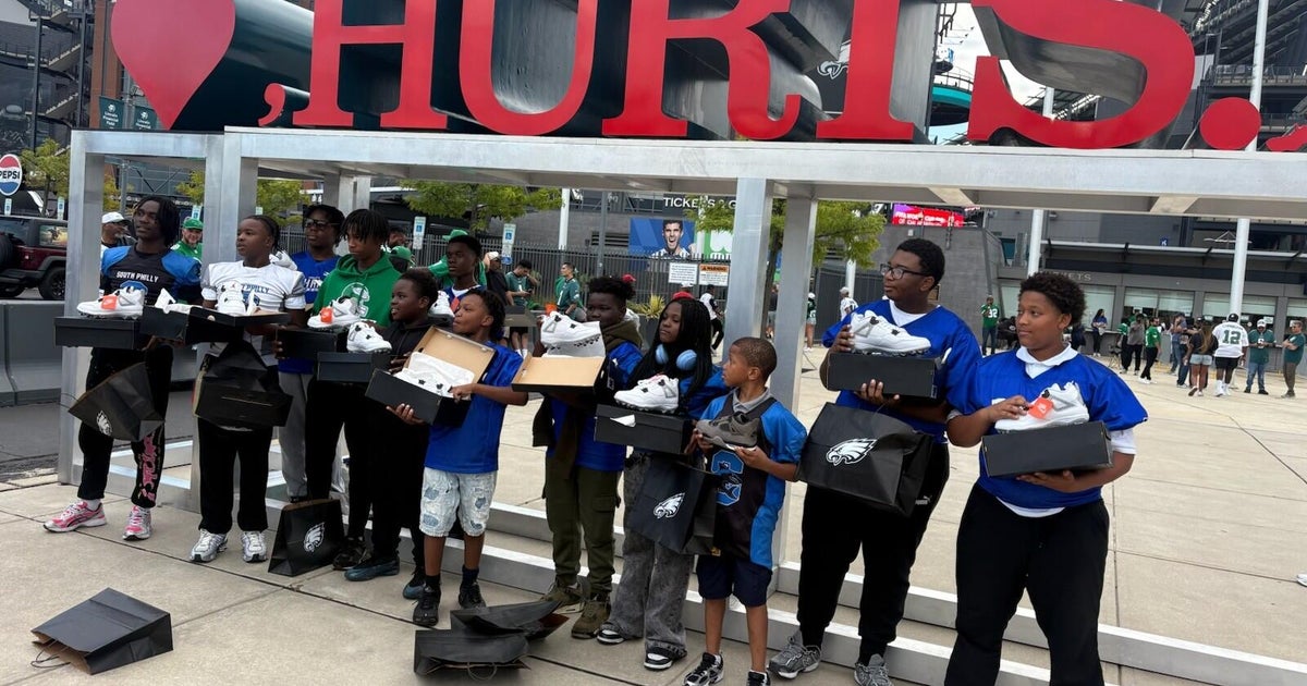 Jalen Hurts, Eagles give Philadelphia youth football team brand new gear -  CBS Philadelphia
