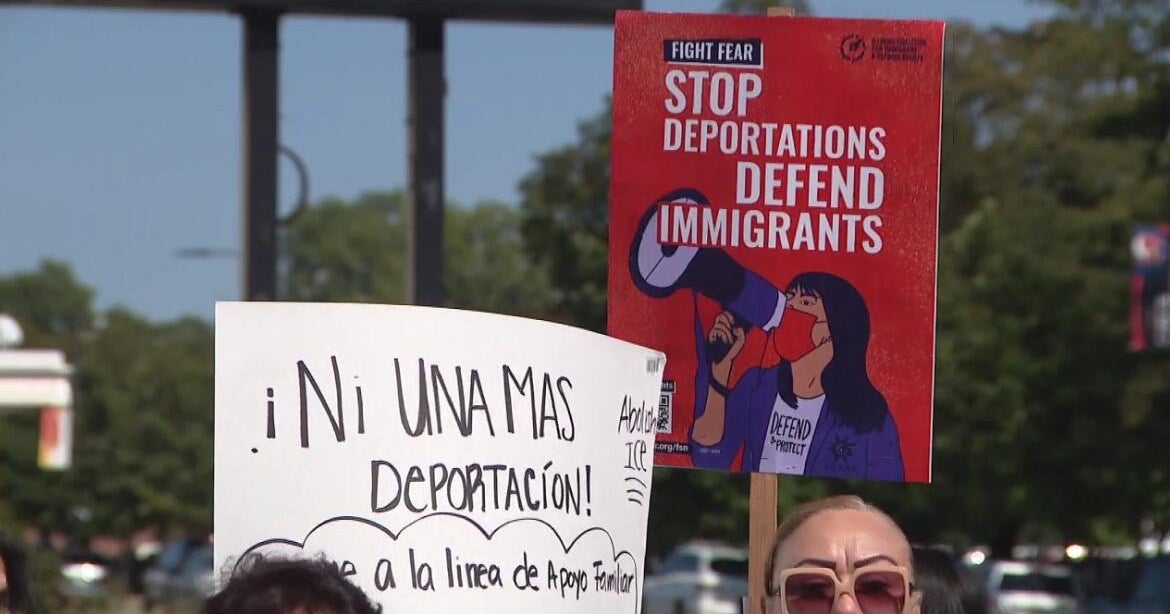 Immigrant rights groups prepare to protect Chicago neighbors amid ICE ...