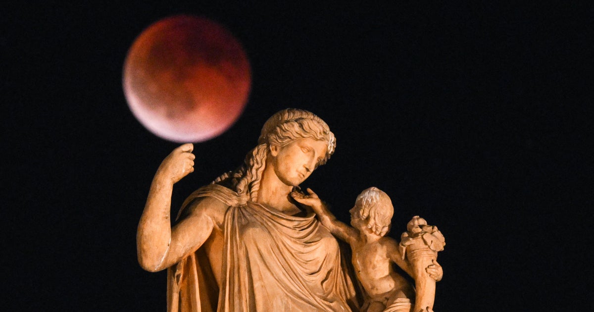 The blood moon arises during the visible Lunar. See photos.