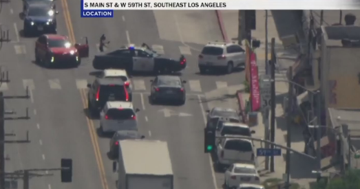Police in pursuit of theft suspect in South Los Angeles - CBS Los Angeles