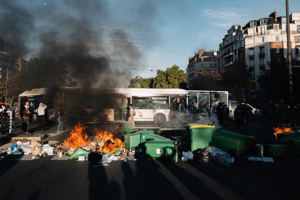 '' Bloquings Tout '' Conflict with the police in front of high school blocked in Paris 