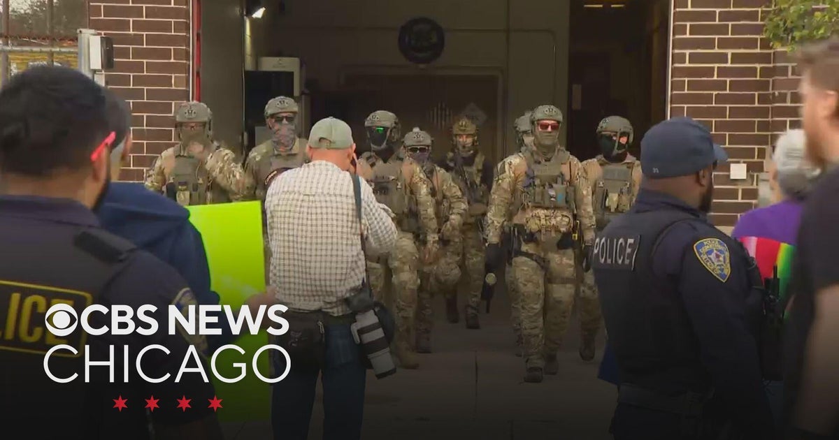 Protesters confront ICE agents outside Broadview processing facility ...
