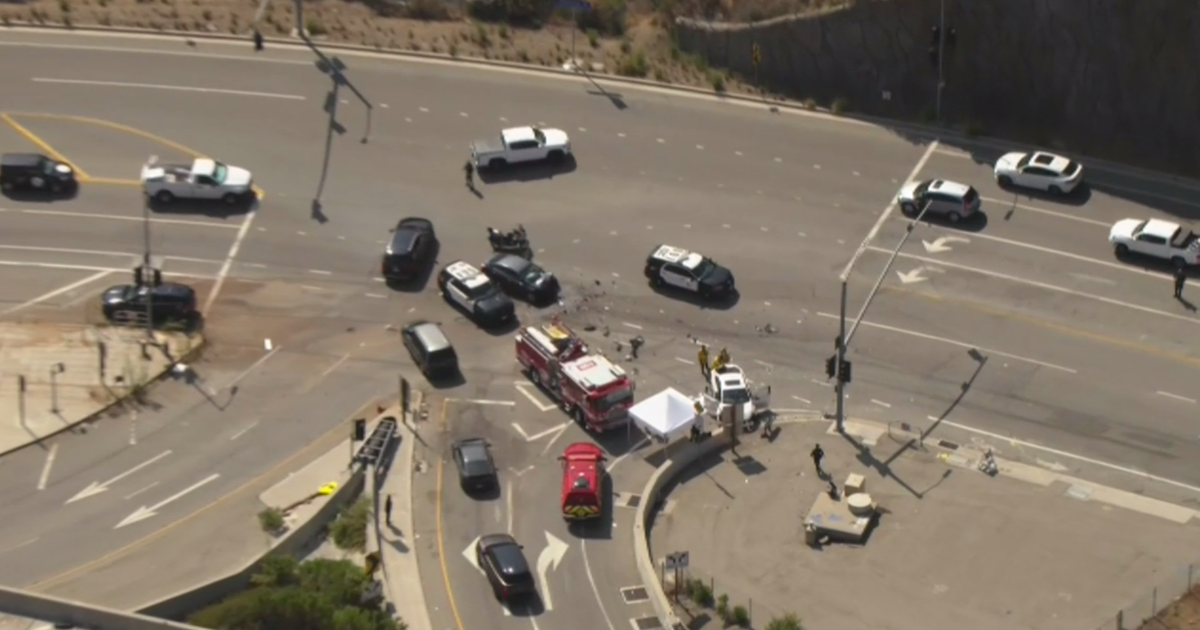 1 dead after multi-car crash on 405 Freeway offramp in Brentwood - CBS ...