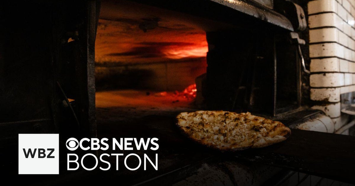 New Haven sets record for world's largest pizza party - CBS Boston
