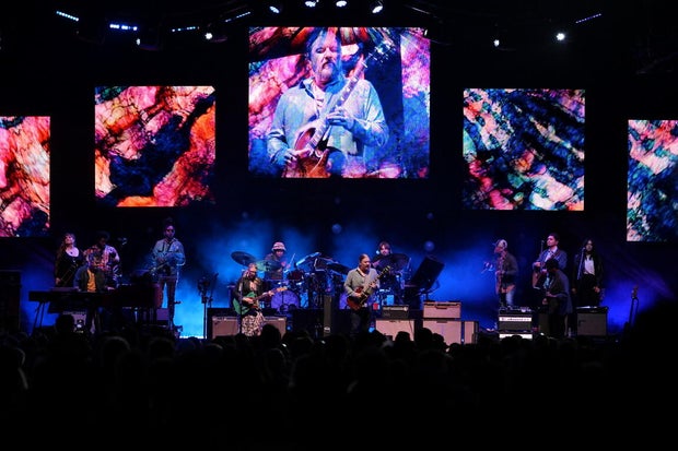 ed-spinelli-tedeschi-trucks-band-chicago-090925.jpg 