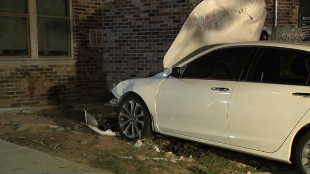 Car crashed into building 