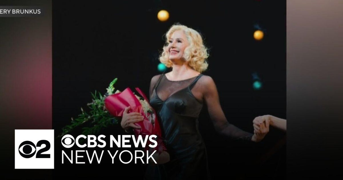 Mira Sorvino makes Broadway debut in "Chicago" CBS New York(01)